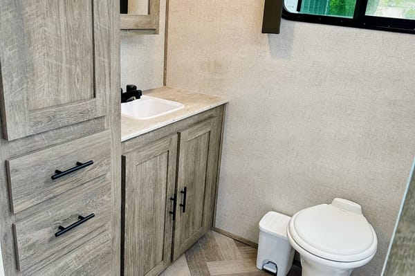 Glamping Made Easy! Full Size Bathroom!! Pet Friendly