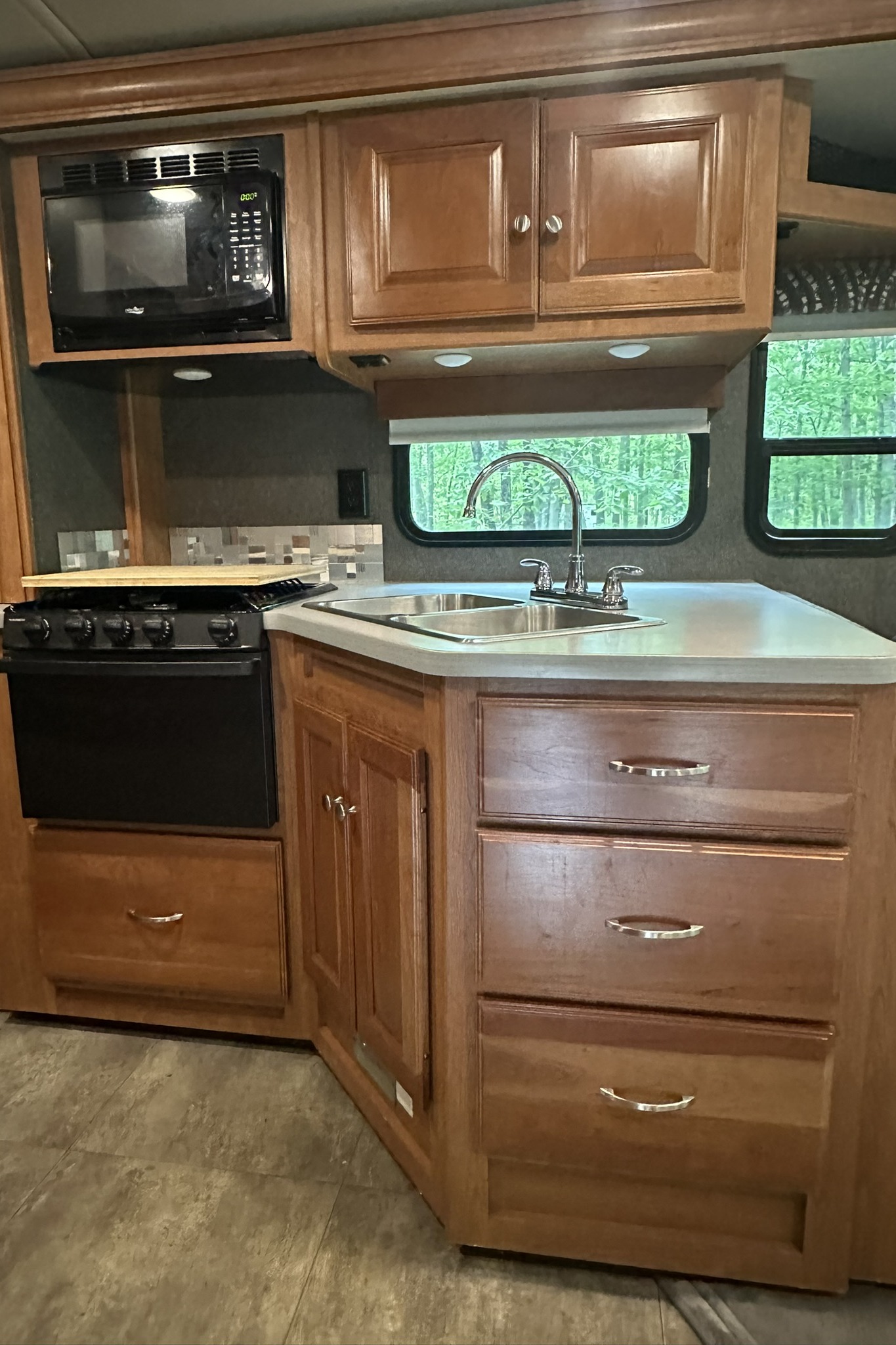 Winnebago-Superior Ride-Deluxe Living-Family Fun