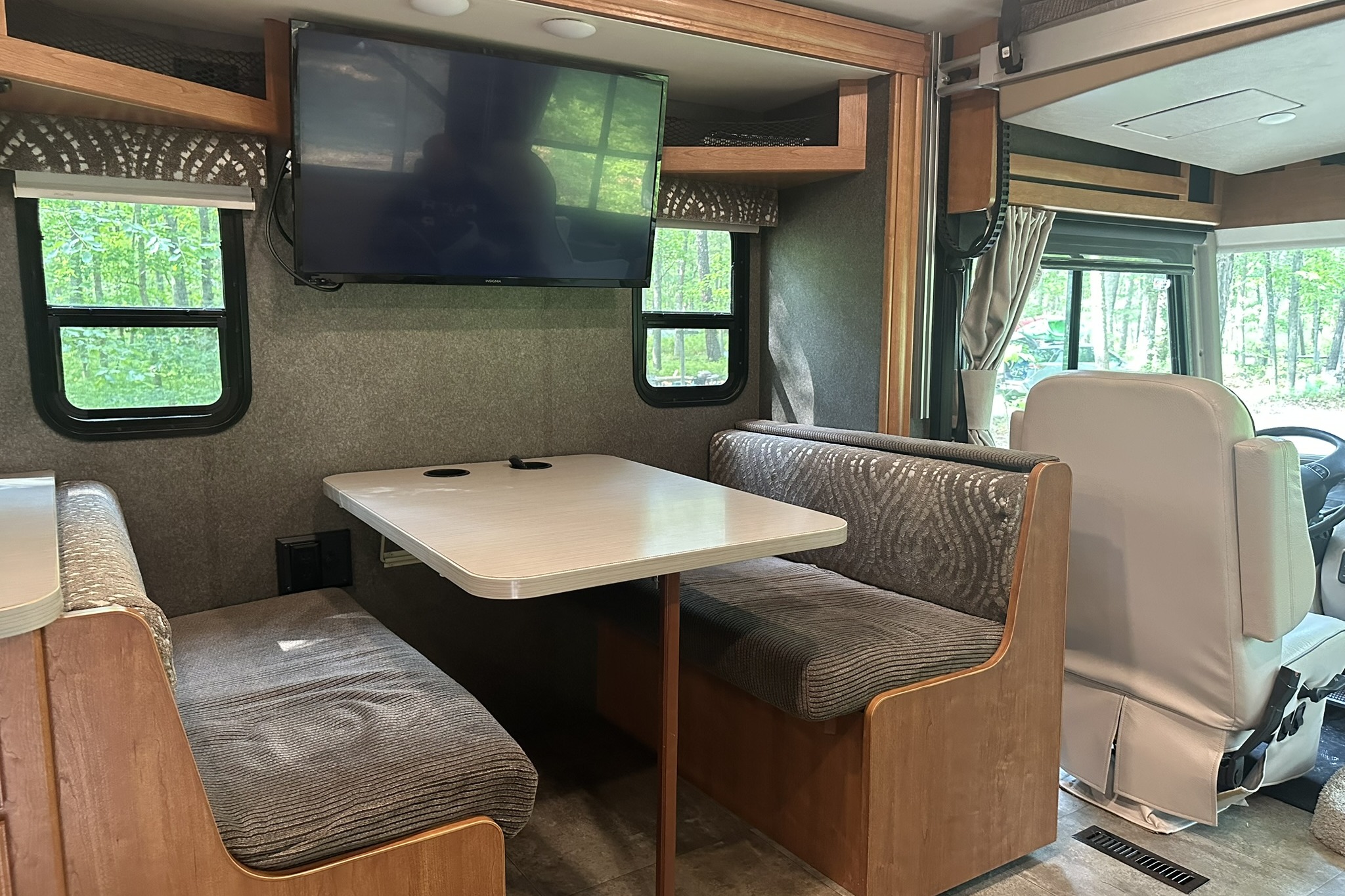 Winnebago-Superior Ride-Deluxe Living-Family Fun