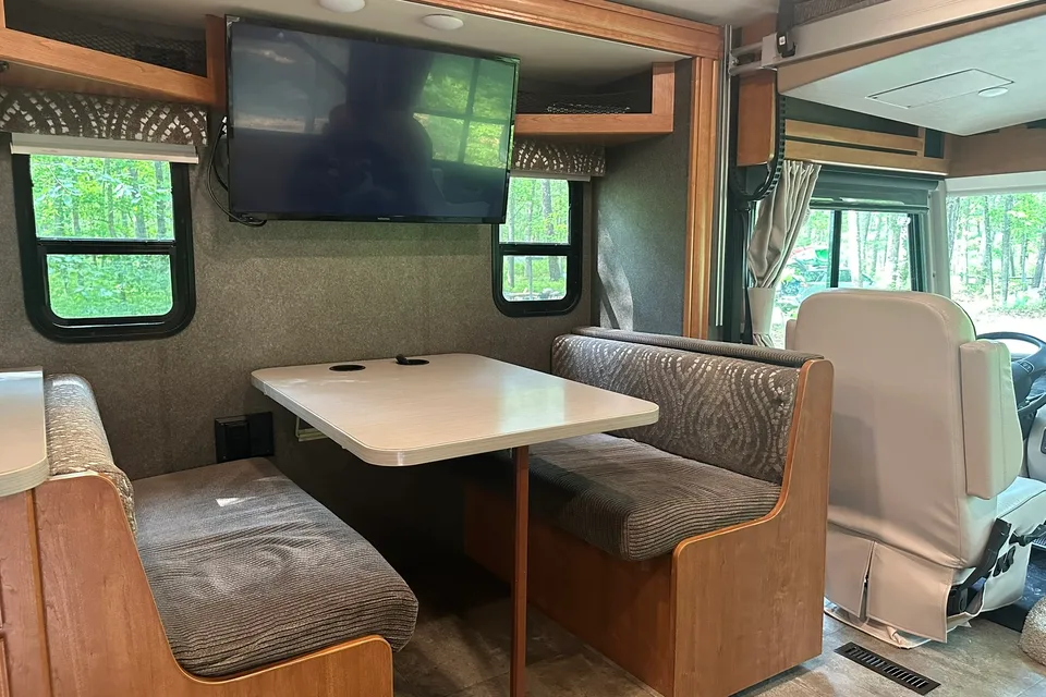 Winnebago-Superior Ride-Deluxe Living-Family Fun