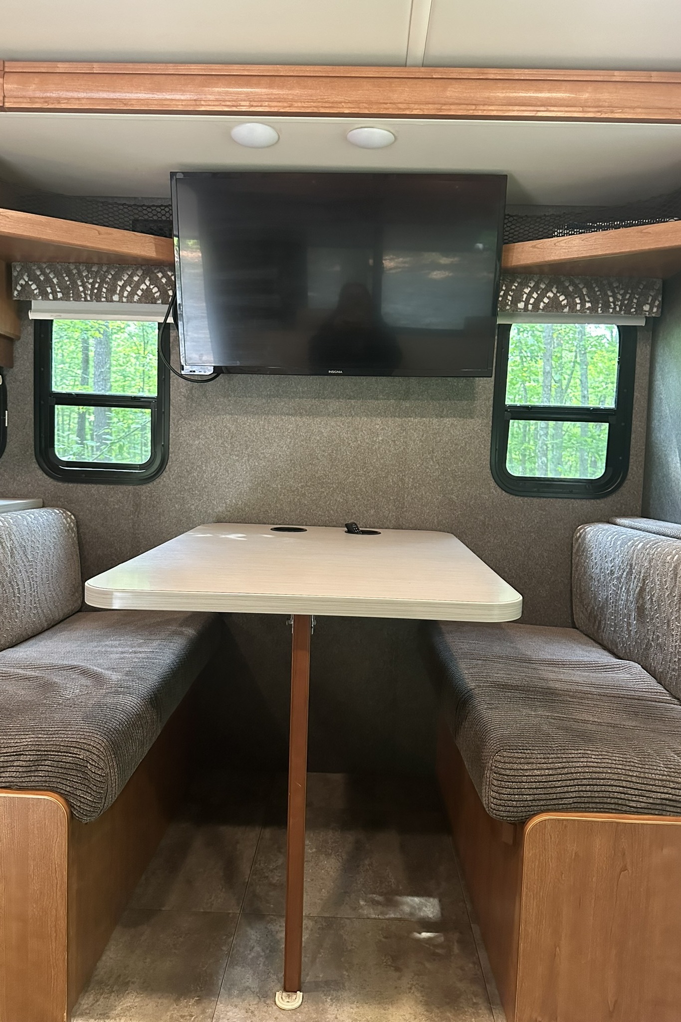 Winnebago-Superior Ride-Deluxe Living-Family Fun