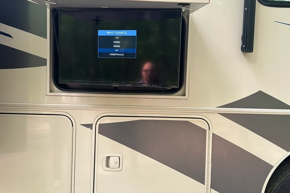 Winnebago-Superior Ride-Deluxe Living-Family Fun