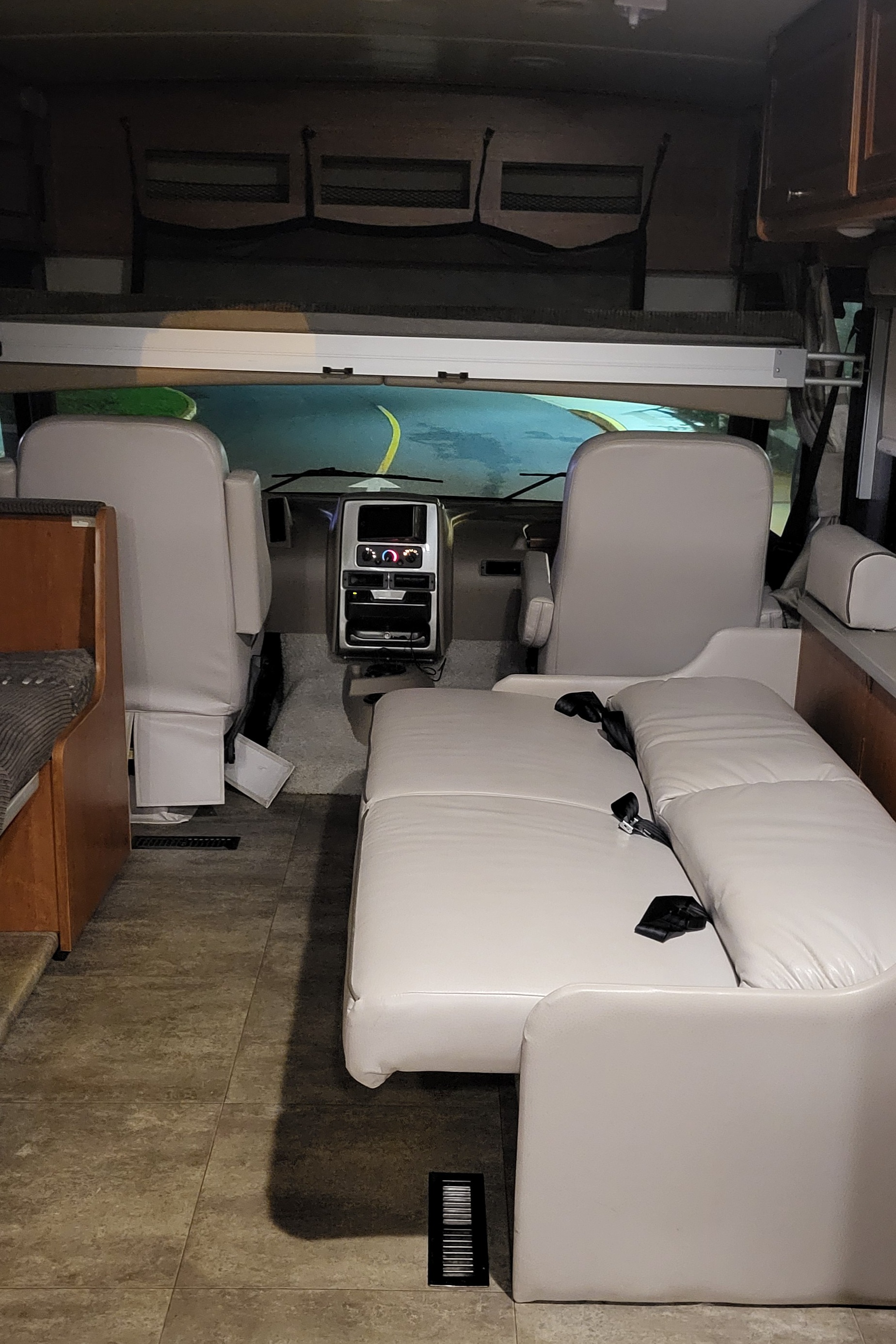 Winnebago-Superior Ride-Deluxe Living-Family Fun