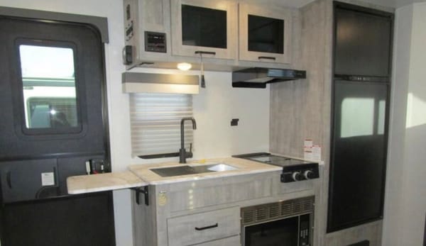 Family Bunkhouse Adventure Rig – Sleeps 6 with Outdoor Kitchen!