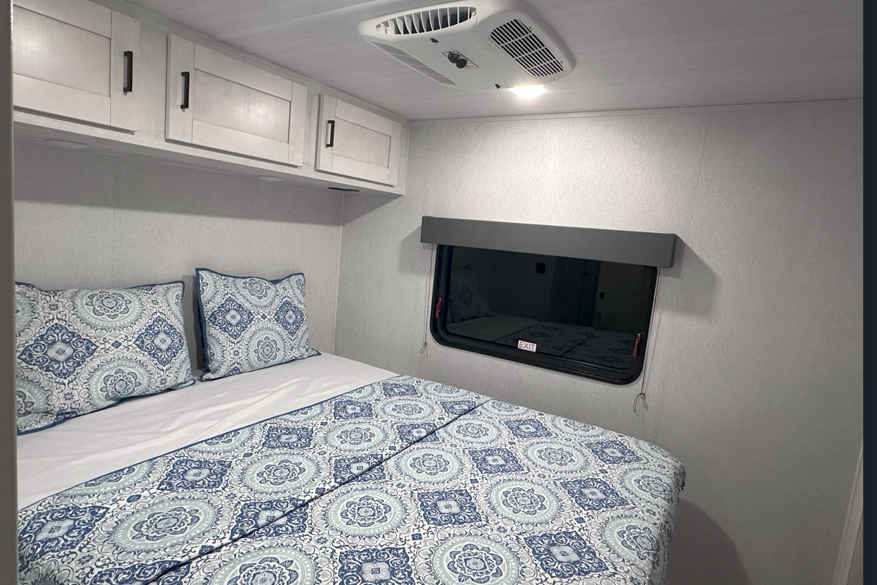  East to West Entrada Class C Sleeps 10
