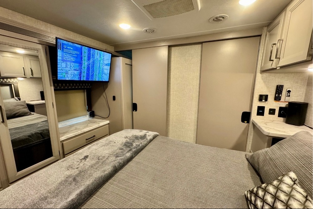 Luxury Family - Style Bunkhouse Sleeps 10 Solar Wi-fi 2 A/C + More