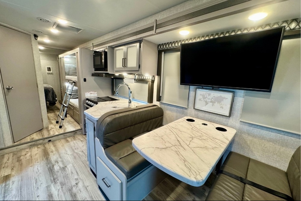 Luxury Family - Style Bunkhouse Sleeps 10 Solar Wi-fi 2 A/C + More