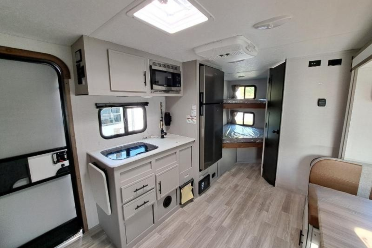 Perfect for families! 2024 Forest River Vibe 18' Trailer