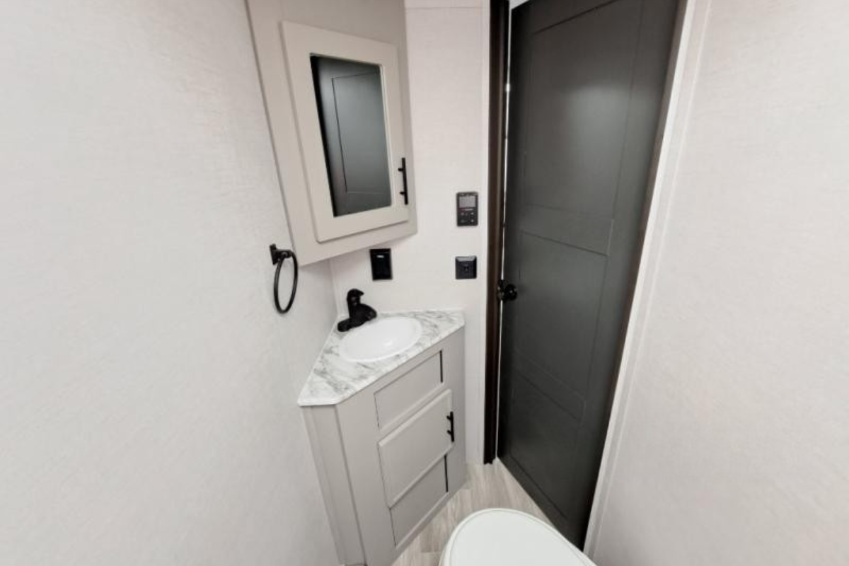 Perfect for families! 2024 Forest River Vibe 18' Trailer