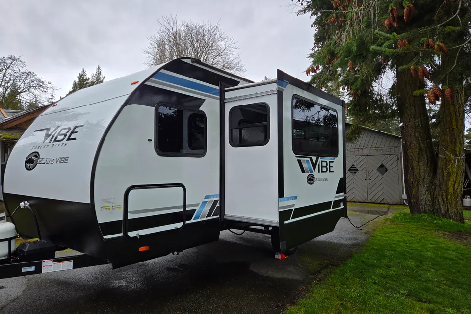 Perfect for families! 2024 Forest River Vibe 18' Trailer