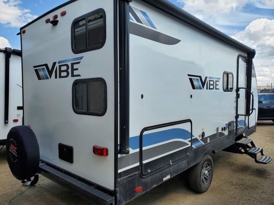 **Full size SUV & 1/2 ton towable** Rustic Royalty Vibe Family Trailer*ASK about August discounts *