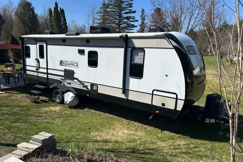 Howard's Radiance 25 RB Travel Trailer