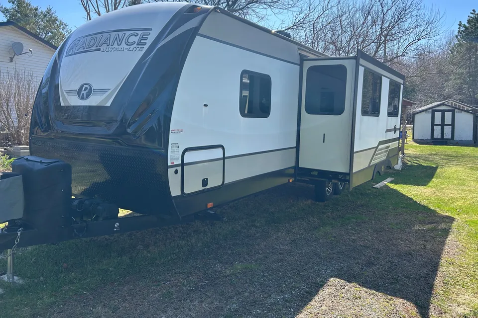 Howard's Radiance 25 RB Travel Trailer