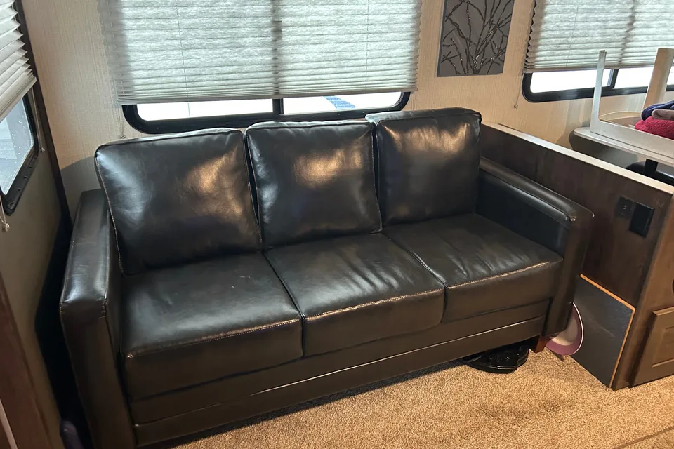 Howard's Radiance 25 RB Travel Trailer