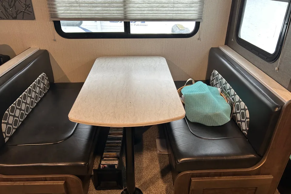 Howard's Radiance 25 RB Travel Trailer
