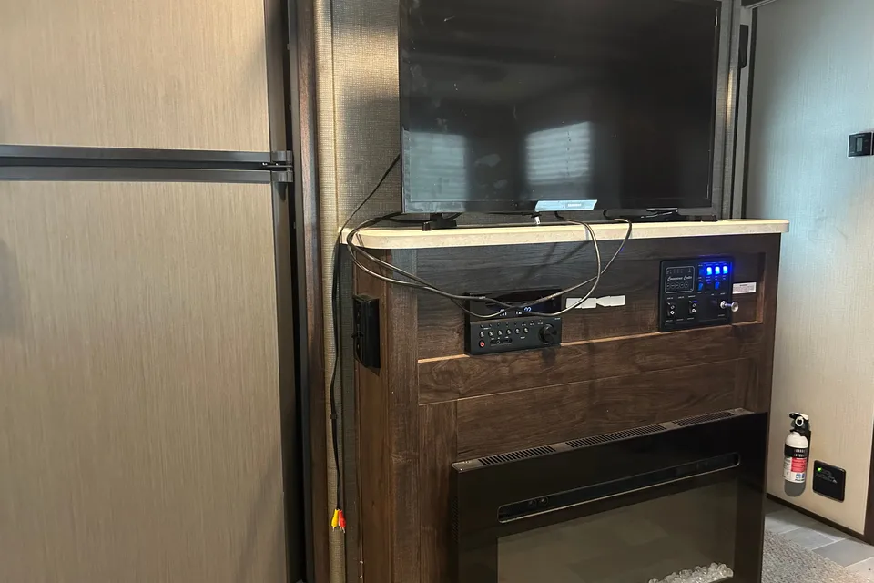 Howard's Radiance 25 RB Travel Trailer