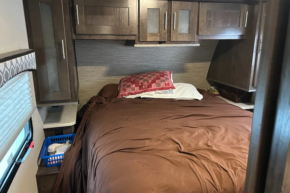Howard's Radiance 25 RB Travel Trailer