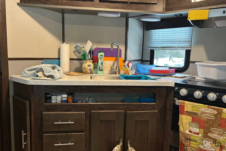Howard's Radiance 25 RB Travel Trailer