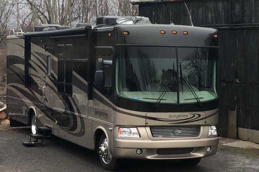 Beautiful Class A Motorhome for Couples!