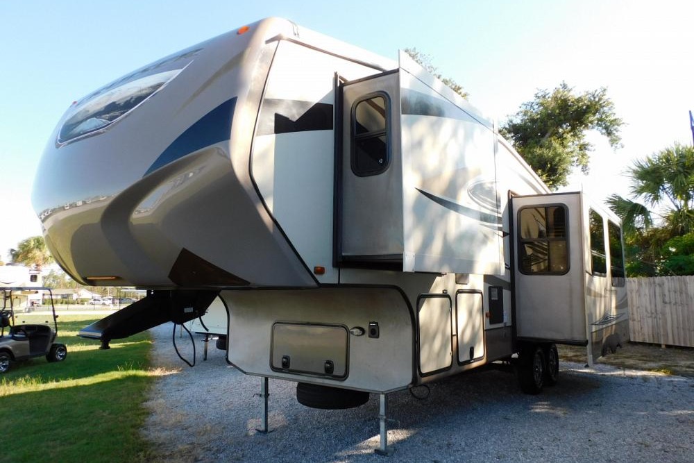 Jake and Melanie's Honeymoon Suite 2013 Crossroads - Cruiser 5th Wheel Trailer
