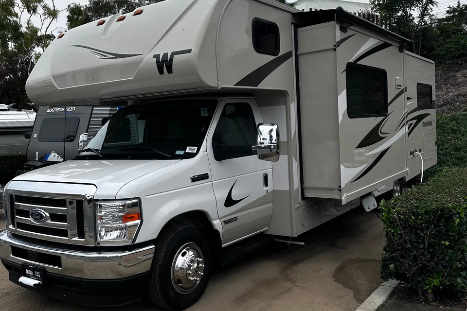 Family Adventurer Winnebago Minnie Winnie 31H Class C
