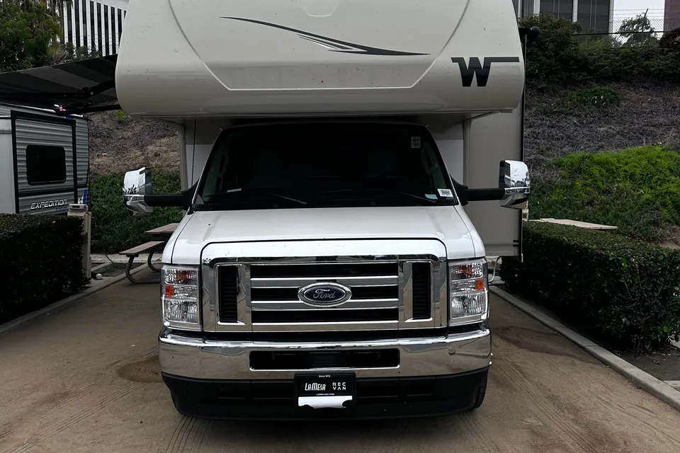 Family Adventurer Winnebago Minnie Winnie 31H Class C
