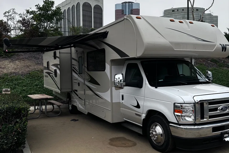 Family Adventurer Winnebago Minnie Winnie 31H Class C