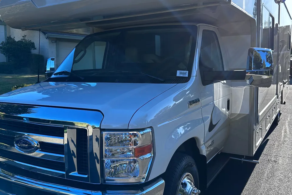 Family Adventurer Winnebago Minnie Winnie 31H Class C