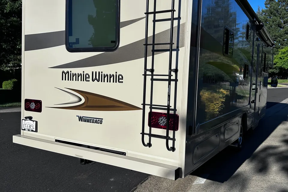 Family Adventurer Winnebago Minnie Winnie 31H Class C
