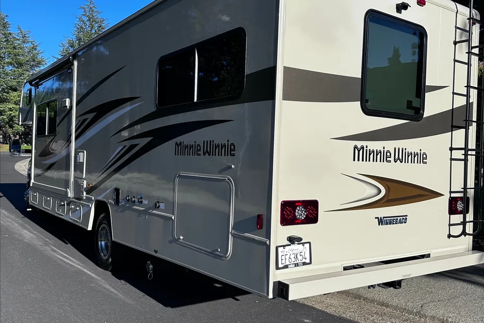 Family Adventurer Winnebago Minnie Winnie 31H Class C