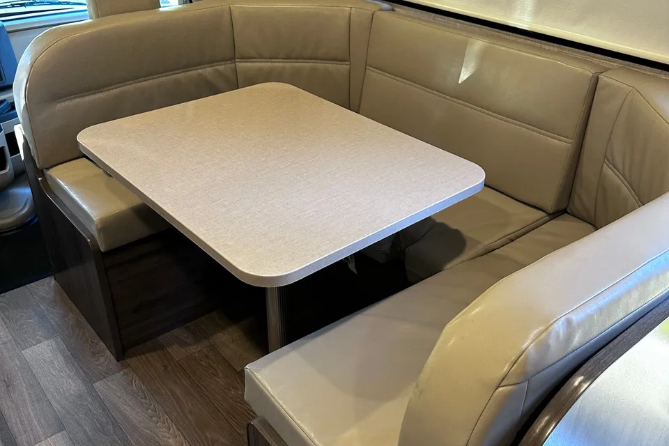Family Adventurer Winnebago Minnie Winnie 31H Class C
