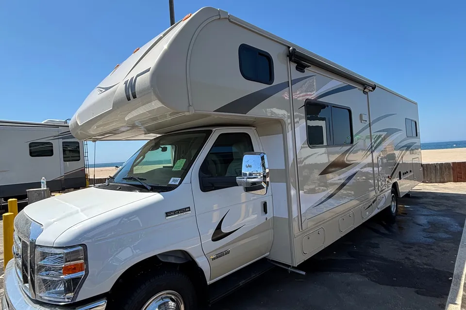 Family Adventurer Winnebago Minnie Winnie 31H Class C