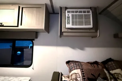 Airborne Coleman Deutchmam 17b Travel Trailer