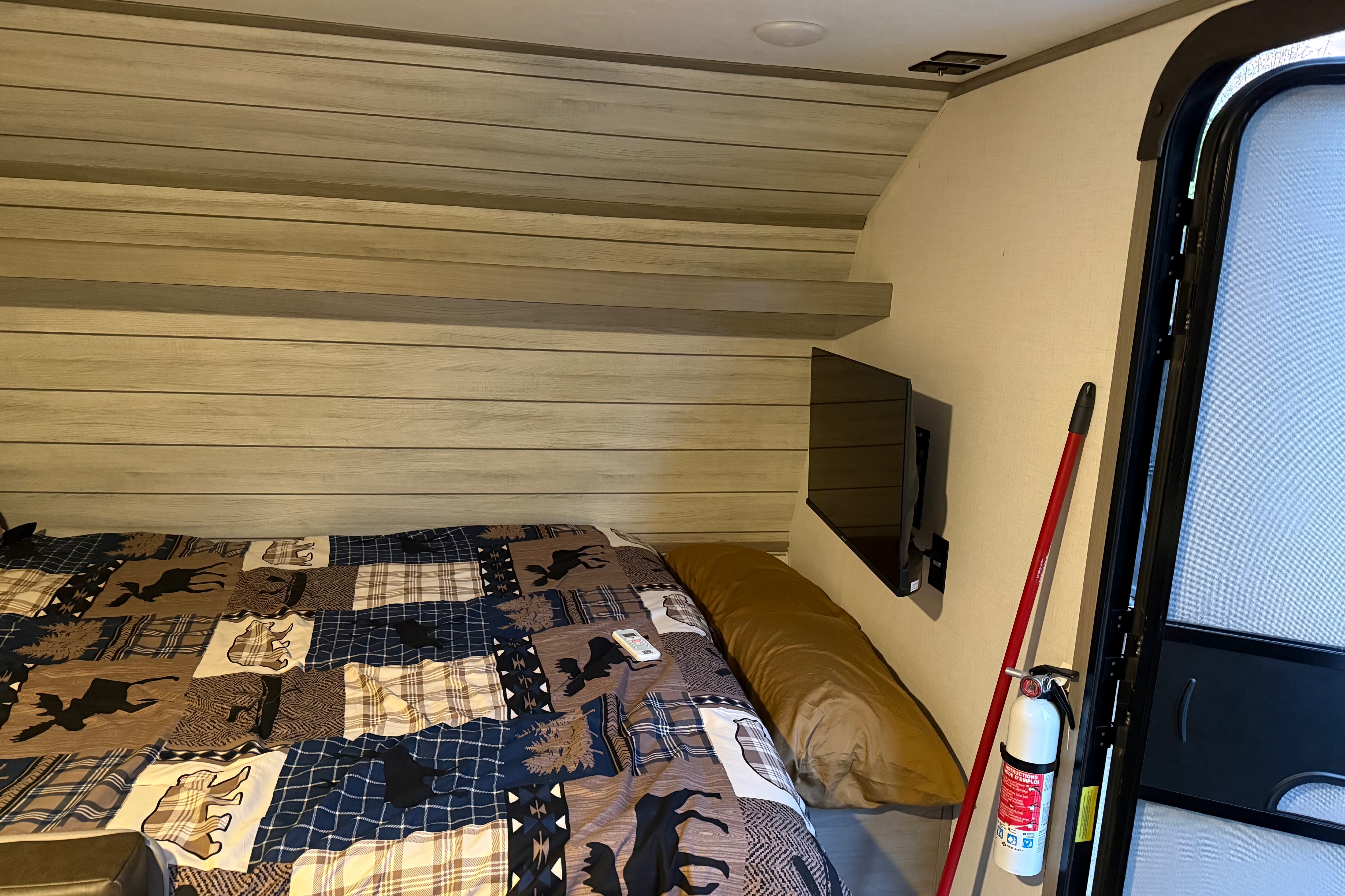 Airborne Coleman Deutchmam 17b Travel Trailer