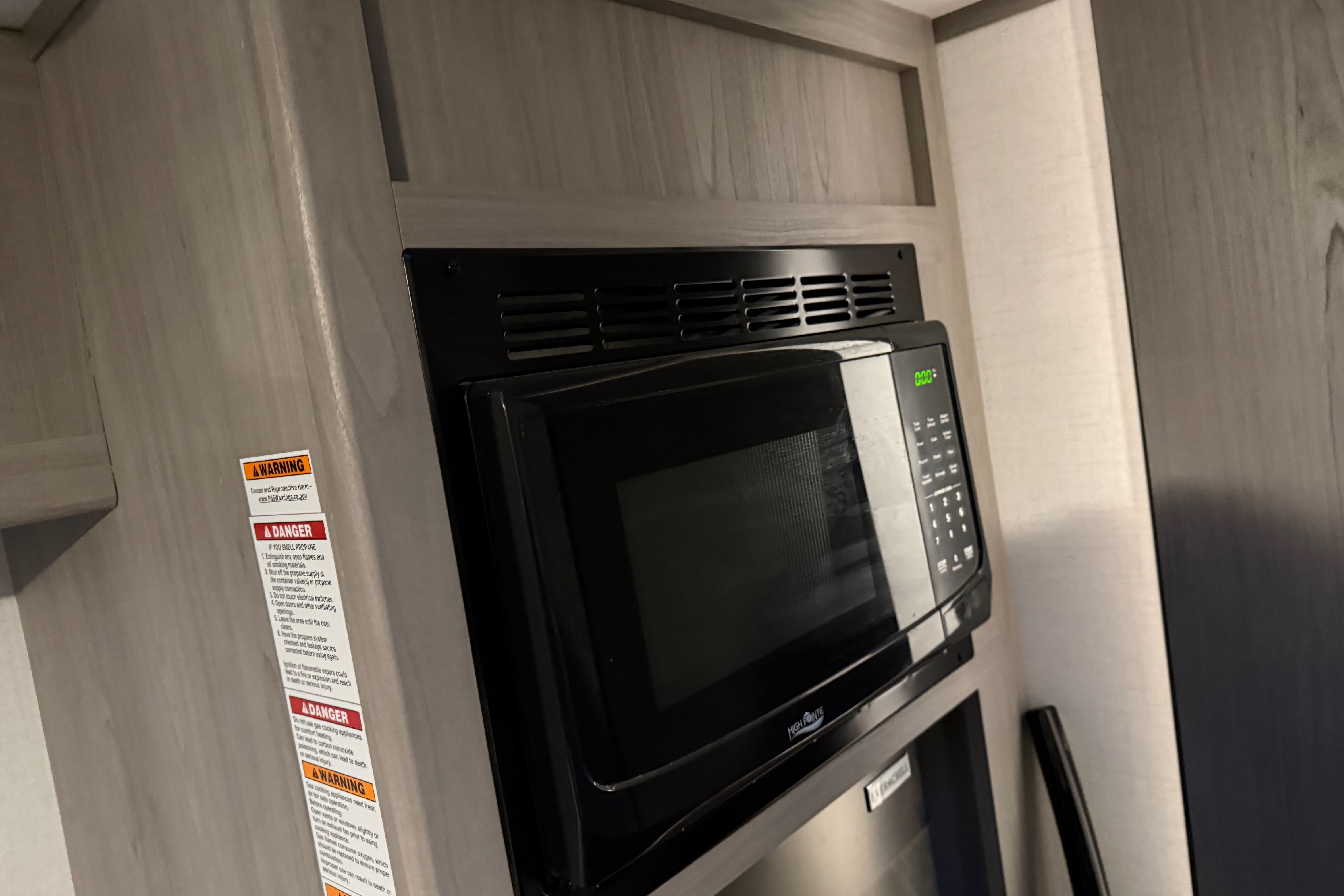 Airborne Coleman Deutchmam 17b Travel Trailer