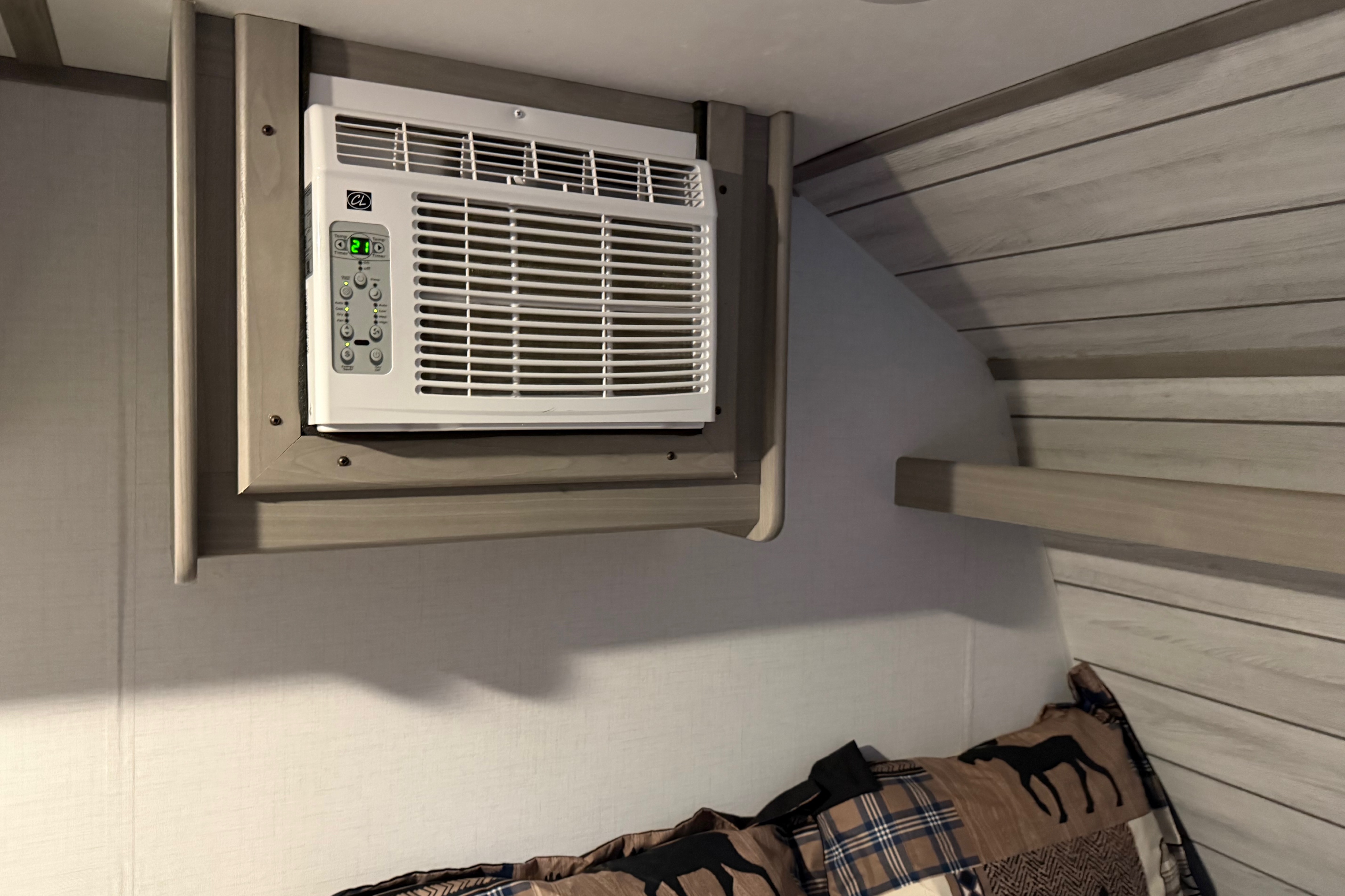 Airborne Coleman Deutchmam 17b Travel Trailer