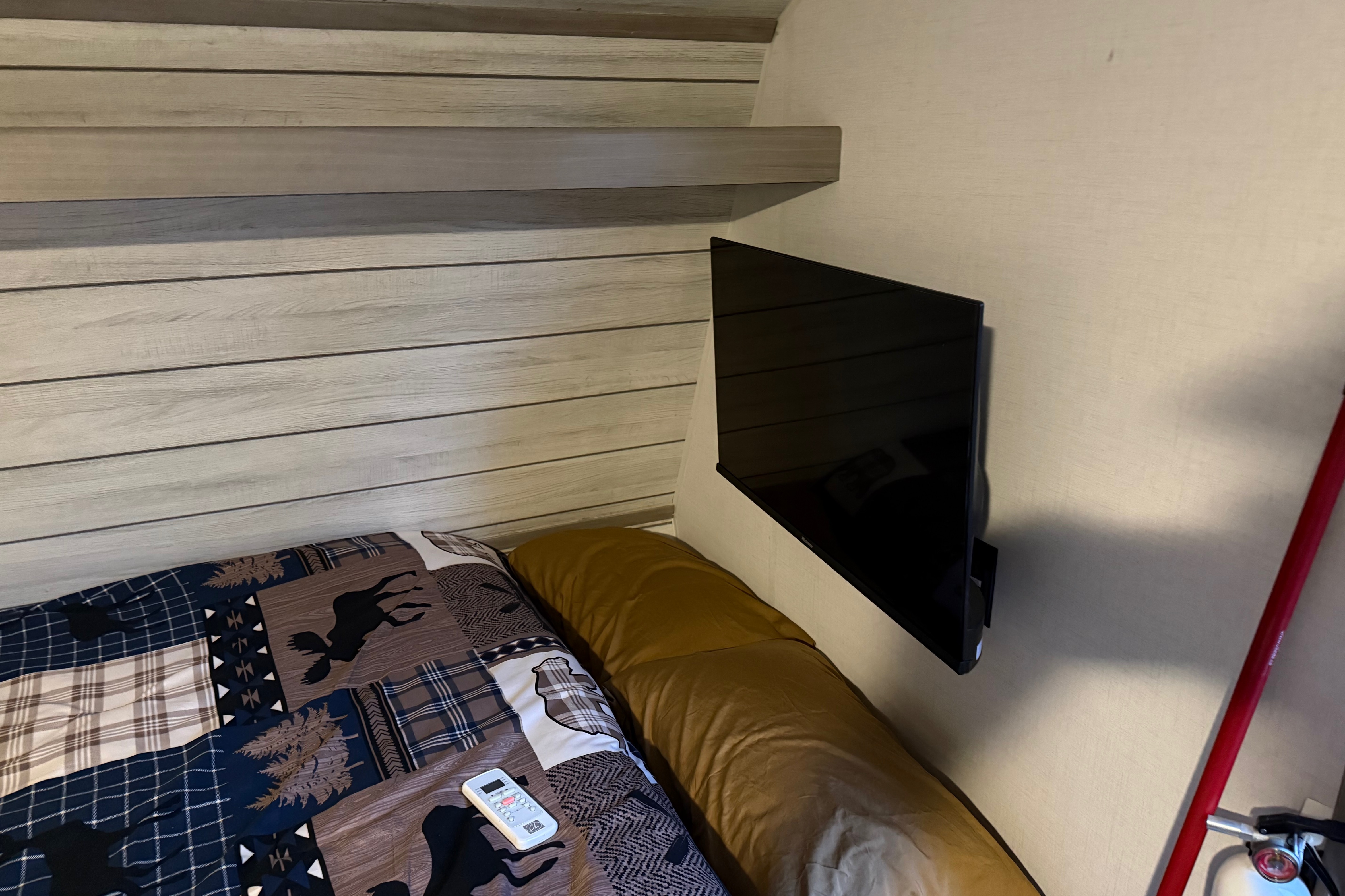 Airborne Coleman Deutchmam 17b Travel Trailer