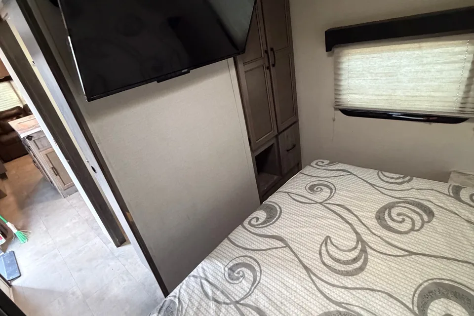 Coachmen Apex Ultra-Lite 293RLDS Travel Trailer