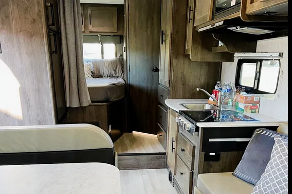 New!!! 2022 Coachmen Leprechaun 26ft!Easy to use and drive!