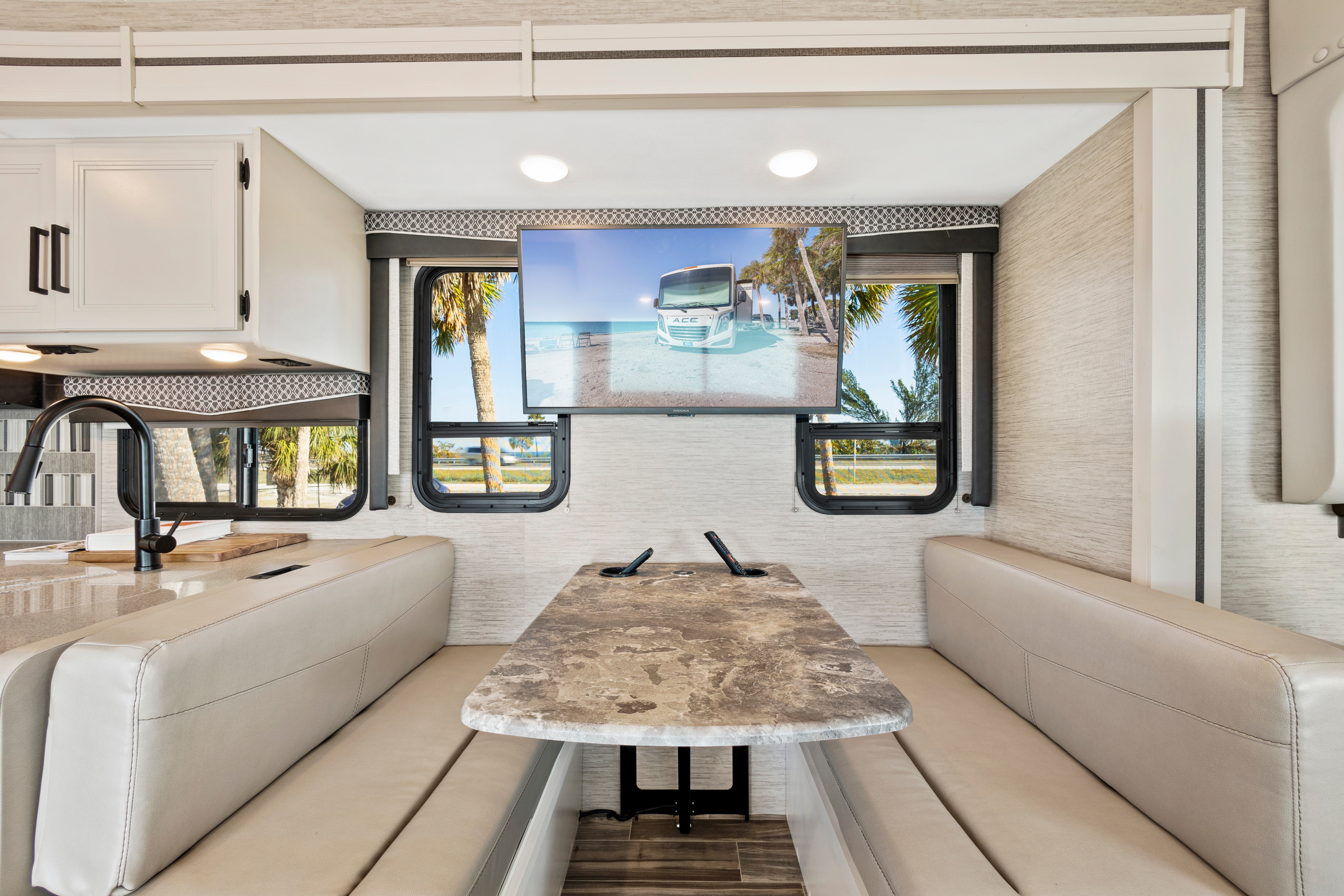 Thor ACE Luxury RV: Spacious Bunk Beds, Pet-Friendly & Fully Loaded