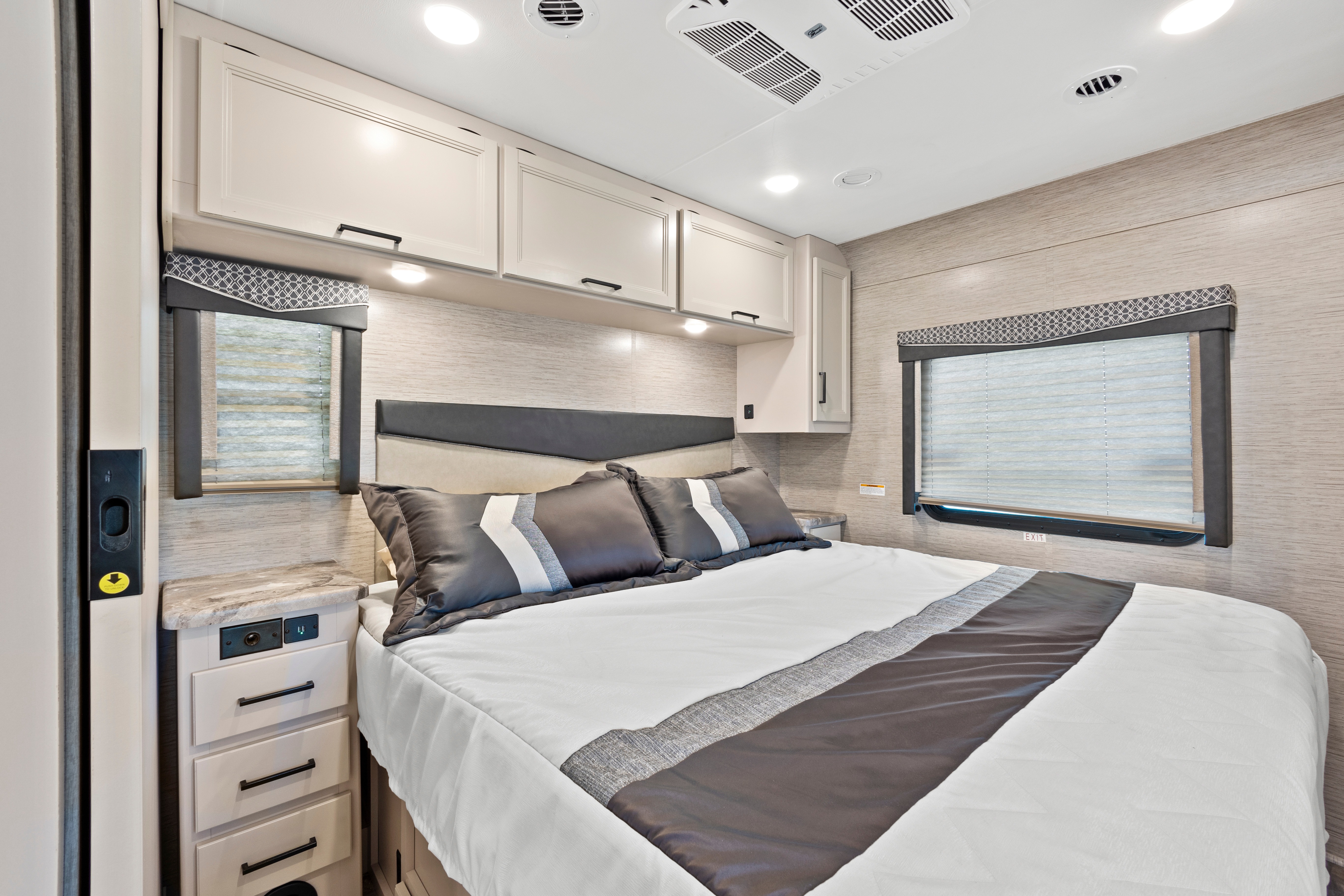 Thor ACE Luxury RV: Spacious Bunk Beds, Pet-Friendly & Fully Loaded