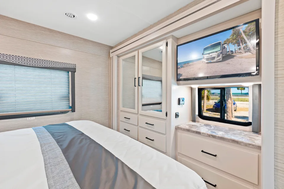 Thor ACE Luxury RV: Spacious Bunk Beds, Pet-Friendly & Fully Loaded