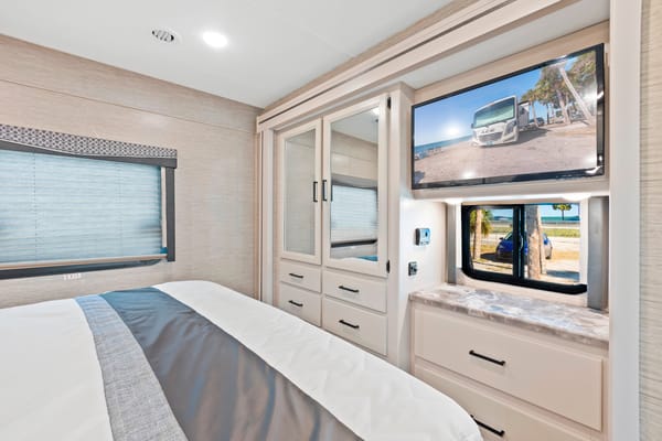 Thor ACE Luxury RV: Spacious Bunk Beds, Pet-Friendly & Fully Loaded