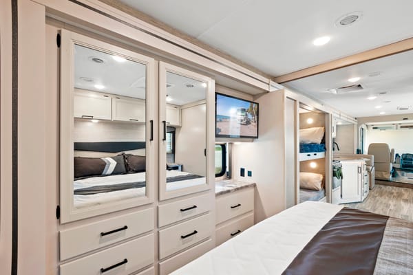 Thor ACE Luxury RV: Spacious Bunk Beds, Pet-Friendly & Fully Loaded