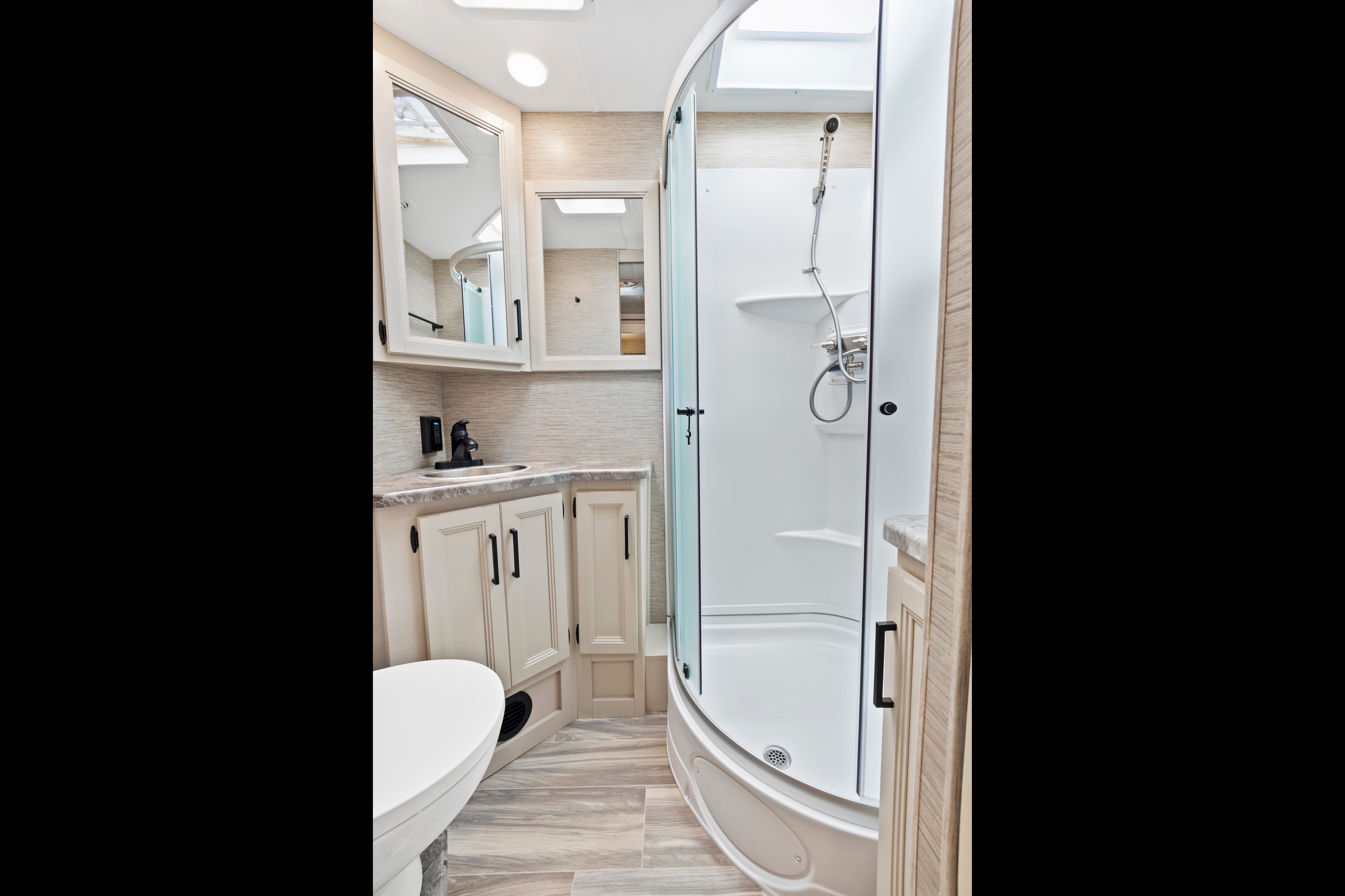 Thor ACE Luxury RV: Spacious Bunk Beds, Pet-Friendly & Fully Loaded