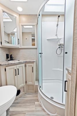 Thor ACE Luxury RV: Spacious Bunk Beds, Pet-Friendly & Fully Loaded