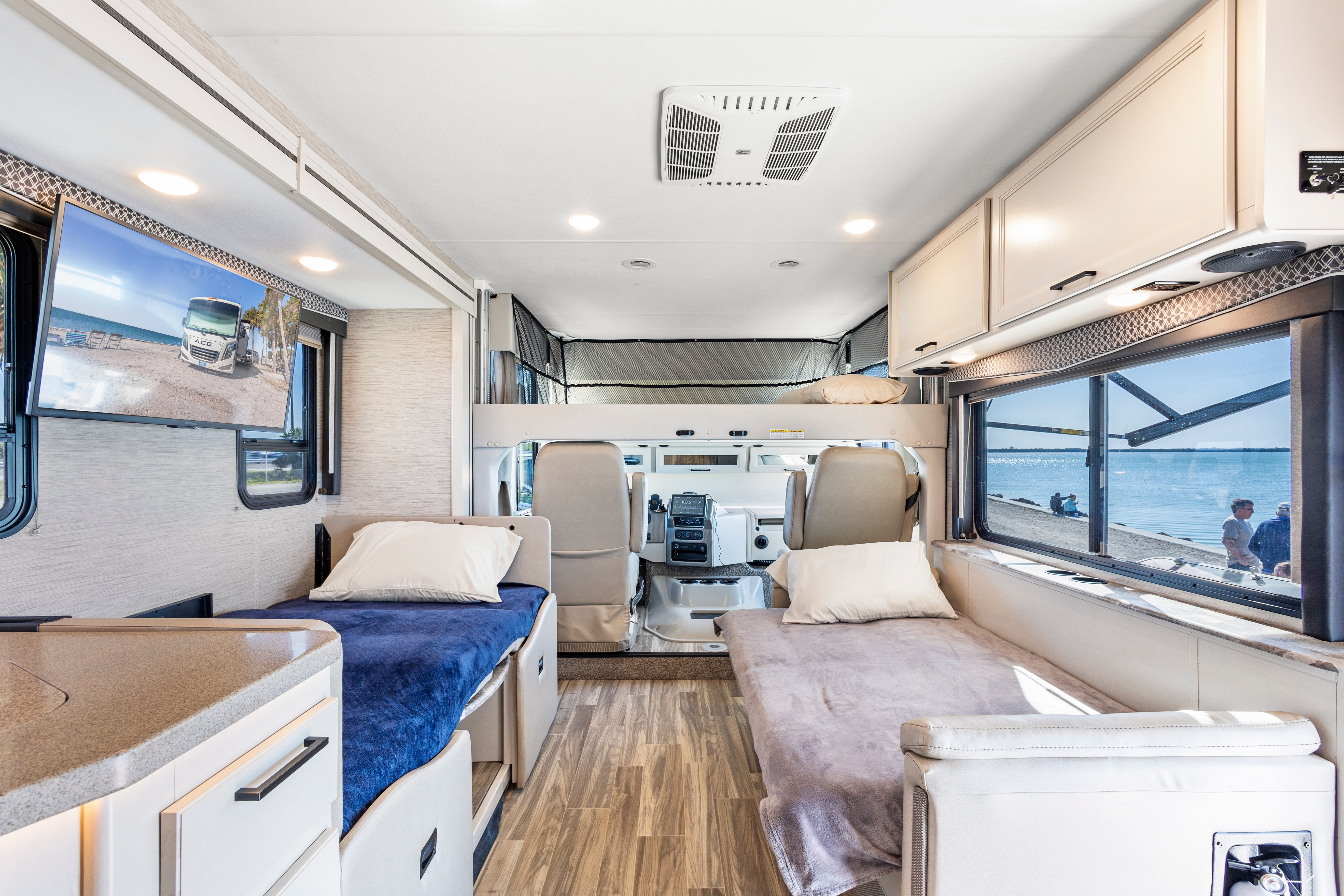 Thor ACE Luxury RV: Spacious Bunk Beds, Pet-Friendly & Fully Loaded