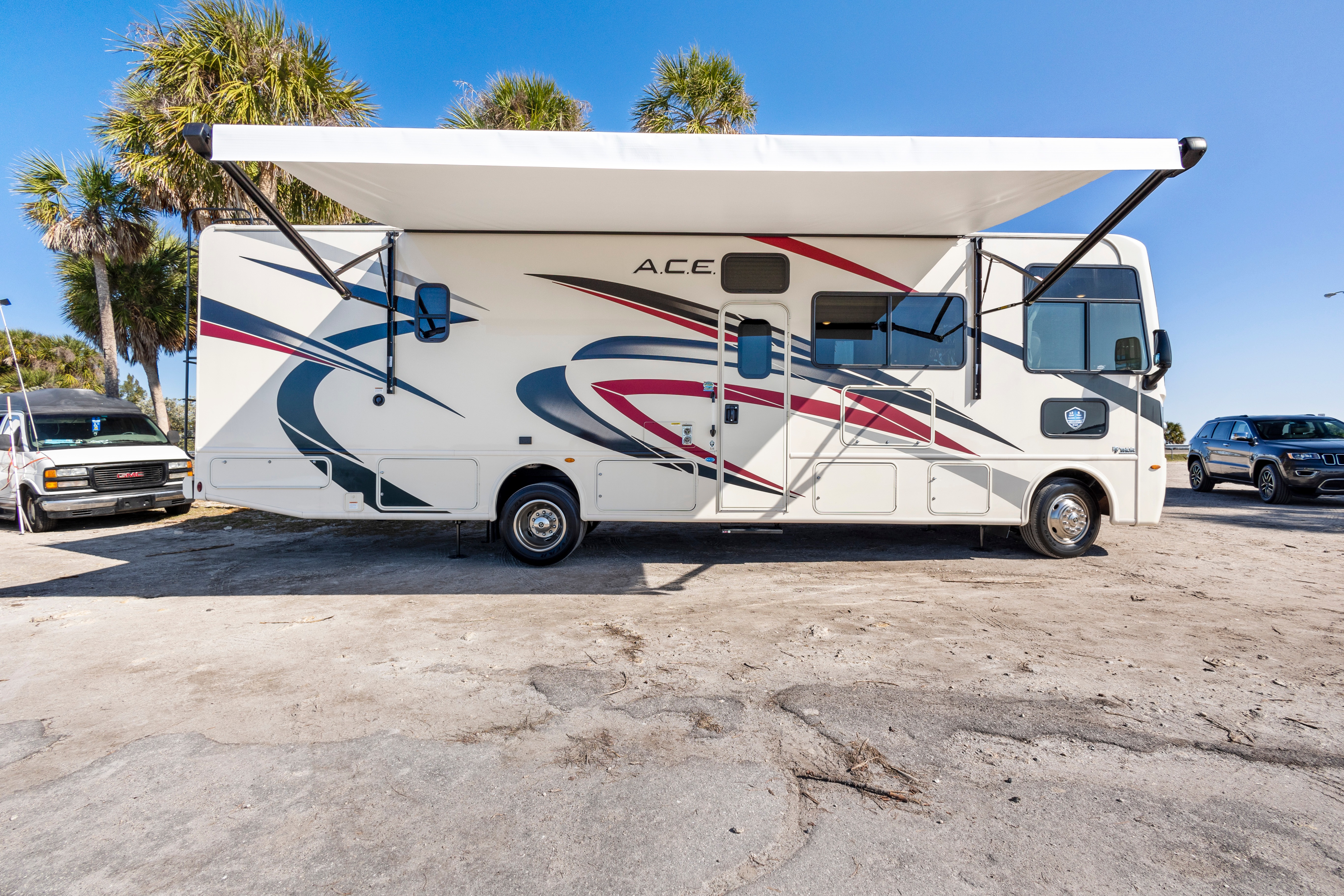 Thor ACE Luxury RV: Spacious Bunk Beds, Pet-Friendly & Fully Loaded