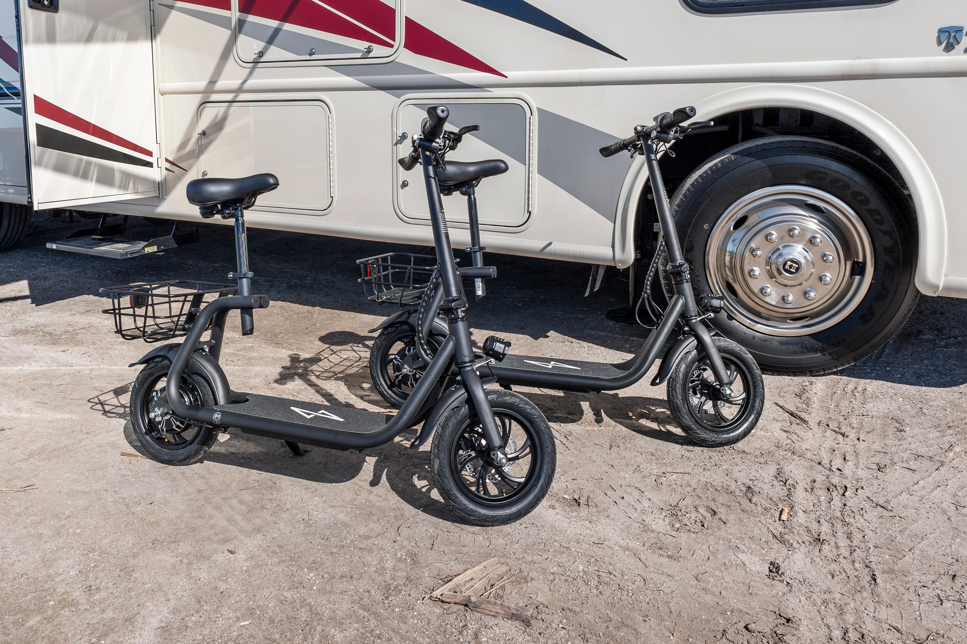 Thor ACE Luxury RV: Spacious Bunk Beds, Pet-Friendly & Fully Loaded