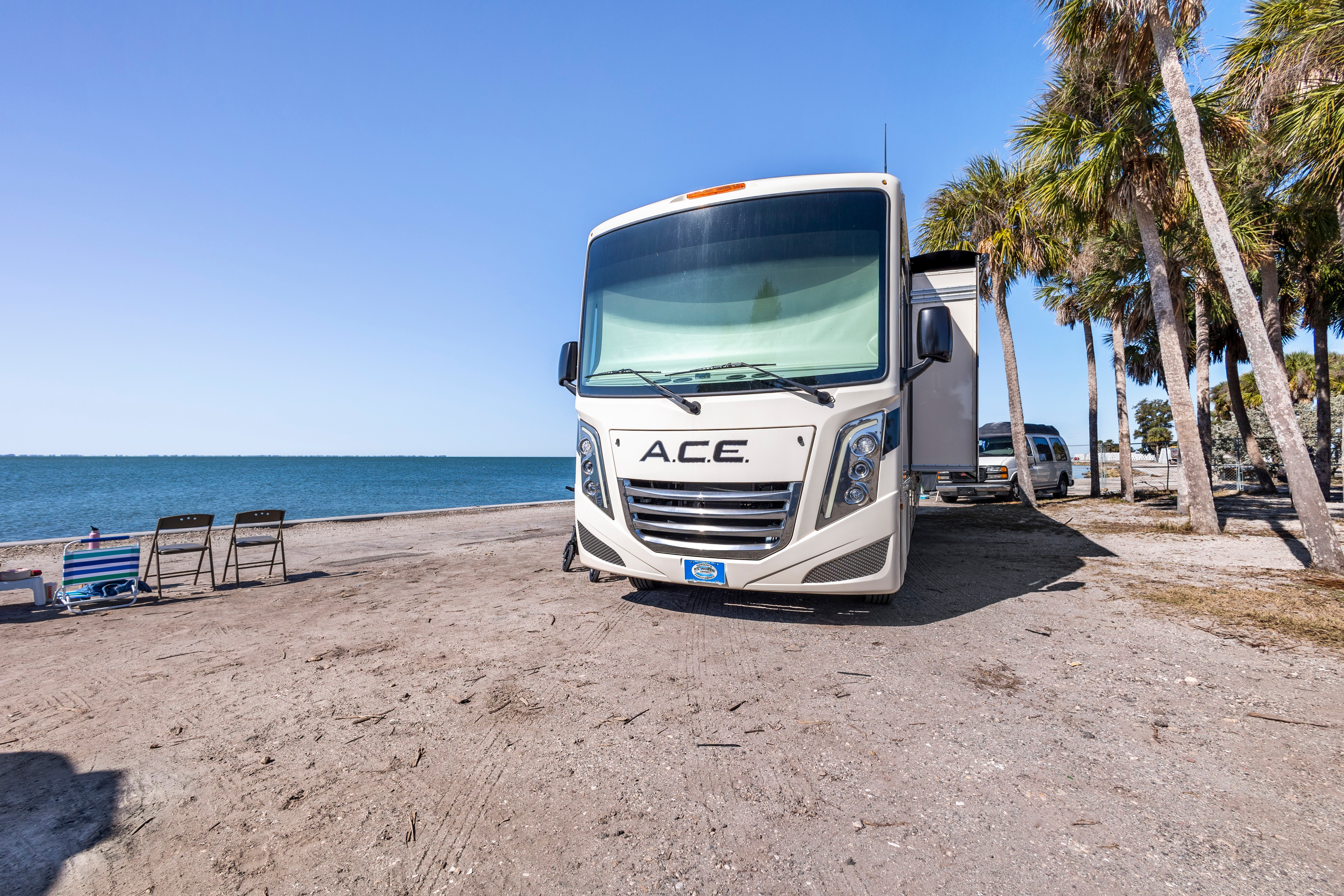 Thor ACE Luxury RV: Spacious Bunk Beds, Pet-Friendly & Fully Loaded